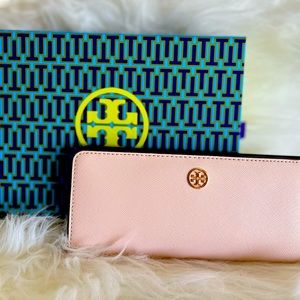 Beautiful Tory Burch Robinson Wallet.